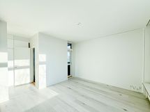 Huoneisto on remontoitu 2019, jolloin lattia on saanut kauniin vinyyliparkettipinnan.