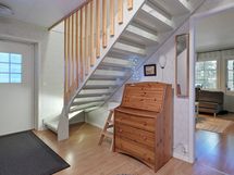 Eteinen ja portaat yläkertaan