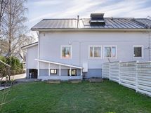 Julkisivu pihan puolelta