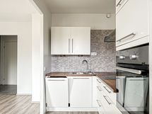 Keittiö on varusteltu mm. integroidulla astianpesukoneella.