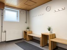 Taloyhtiön saunatilojen pukuhuone