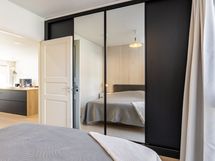 Ensimmäisessä makuuhuoneessa on reilusti kaappitilaa