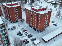 yhtiön pihaa/parkkialue