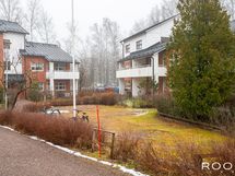 Taloyhtiön kodikasta piha-aluetta.