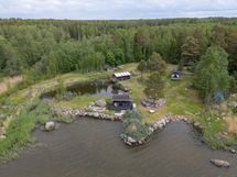 Ruopattu suojainen allas veneelle/ Mudrad, skyddad bassäng för båt