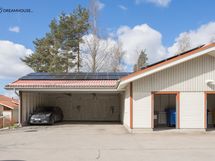 Asunnolle kuuluu autokatospaikka