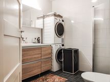 Kylpyhuoneessa on paikka pesutornille. Tasot ovat kiveä.