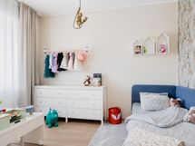 2. kerroksen pienempi makuuhuone