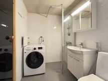 Kylpyhuone on uusittu, pesutornille löytyy tilaa.