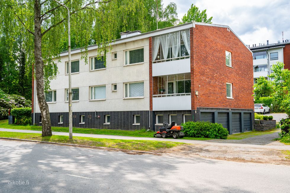 Etujulkisivu Lahdensivuntieltä