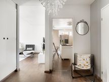 jonka oikea ovi on erilliseen wc:en.