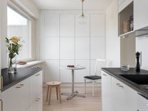 Keittiössä paljon säilytystilaa