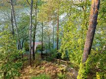 Näkymä alas rantaan "Pilvilinnan terassilta"