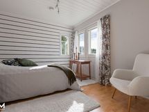 Alakerran makuuhuone 1.