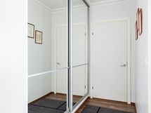 eteisessä mukavasti kaappitilaa