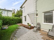 Takapihan terassi kiertää etuovelle saakka.