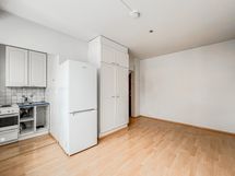 Huoneen neliöt on fiksusti toteutettu, tilaa jää kivasti sängylle ja pöydälle