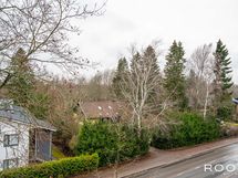 Vehreää näkymää parvekkeelta.