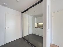 Eteisen liukuovikaapistossa on hyvin säilytystilaa.