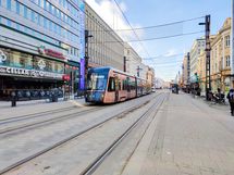 Hämeenkatua pitkin kulkevat ratikat ja bussit.