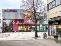 Kauppakeskus Karuselliin on alle vartti kävellen.