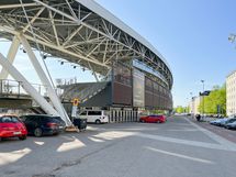 Kodin edessä on Töölön pallohallit sekänurmikenttä ja vieressä myös Olympiastadion ja uimastadion.