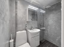 Kylpyhuoneessa on uudet pinnat ja kalusteet. Yhtiössä on hyvä pesutupa asukkaiden käytössä.