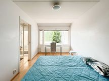 Makuuhuoneeseen mahtuu tarvittaessa myös työpöytä