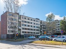 Autopaikat sijaitsevat taloyhtiön välittömässä läheisyydessä.