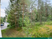 Näkymä parvekkeelta on vehreä.