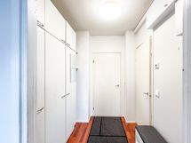 Eteisen puolella on mukavasti säilytystilaa.