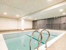 Yhtiössä on tyylikäs uima-allasosaston saunan yhteydessä.