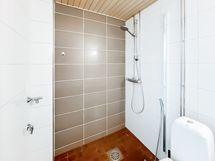 Kylpyhuoneessa on paikka sekä liitännät pesukoneelle.