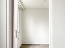 Makuuhuoneen erottaa olohuoneesta haitariovi.