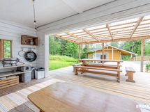 Kesäkeittiöltä terassille päin