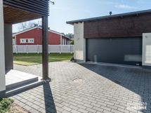 Kahden auton lämmin autotali/ Två bilars varmt garage.