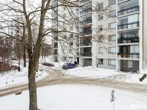 Kulmahuoneisto sijaitsee sisäpihan puolella, ikkunoita pohjoiseen ja itään