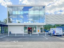 K-Market on noin 10 minuutin kävelymatkan päässä.