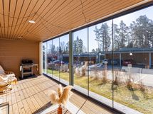 Terassin lisäksi asunnolla on pieni nurmipiha