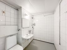 Siisti kylpyhuone pesukoneliitännällä. Taloyhtiöstä löytyy sauna.