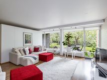 Arkiolohuone ja kuntoiluhuone on jaettu omiksi tiloikseen tilavalla kaapistolla.