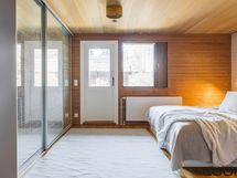 Takkahuoneesta käynti takapihalle