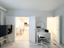 Makuuhuoneeseen pääsee olohuoneesta myös toisesta ovesta.