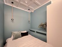 Alkoviin mahtuu parisänky. Alkovin mitat ovat 210x173cm.