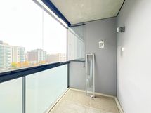 Parveke on sisäpihan puolella. Olemme kuudennessa kerroksessa