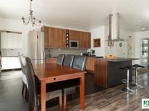 Isomman asunnon ruokailutila.