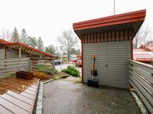 Iso varasto etupihalla