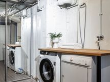 Asunnolle kuuluva askarteluhuone toimii myös kodinhoitotilana