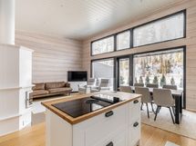 Ruokailutilaa ja näkymää olohuoneen puolelle