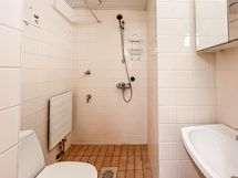 Laatoitettuun kylpyhuoneeseen saat oman pyykinpesukoneen.